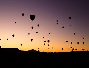 Kadına şiddete karşı balonlar gökyüzüne bırakıldı