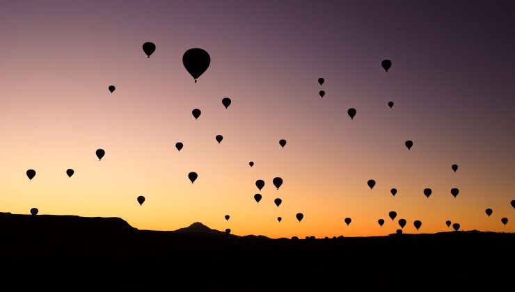 Kadına şiddete karşı balonlar gökyüzüne bırakıldı
