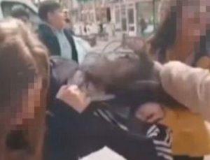 Antalya’da bir grup kız öğrenci, 14 yaşındaki kızı saçlarından tutup dövdü