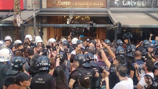 İzmir’de Onur Yürüyüşü’ne polis engeli: Onlarca gözaltı var